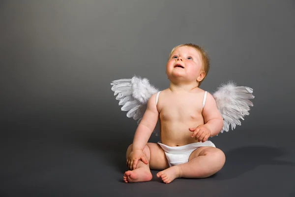 Bambino neonato con ali d'angelo su sfondo neutro — Foto Stock