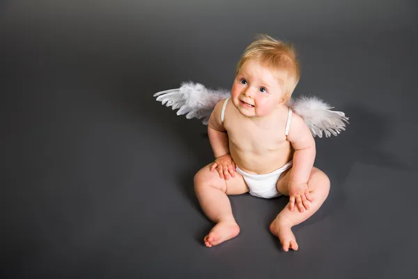 Bébé bébé avec ailes d'ange sur fond neutre — Photo