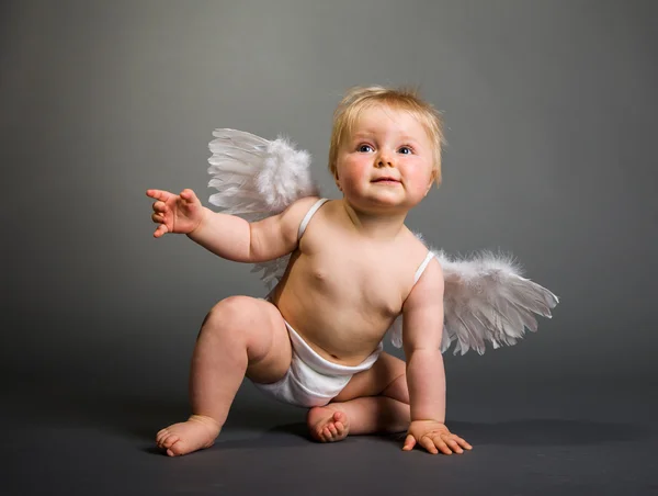 乳児赤ちゃんとともに天使の翼上中立的背景 ロイヤリティフリーのストック画像