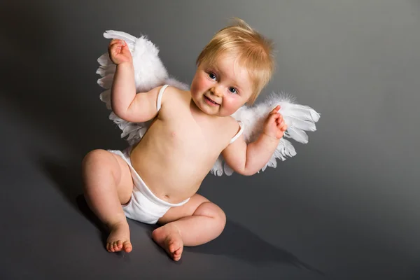 Bebê infantil com asas de anjo em fundo neutro Fotografias De Stock Royalty-Free