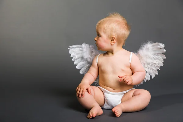 中性背景下有天使翅膀的婴儿 免版税图库图片