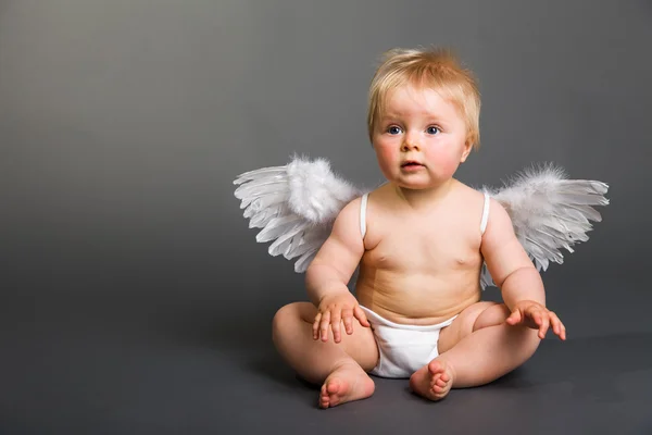 乳児赤ちゃんとともに天使の翼上中立的背景 ストックフォト