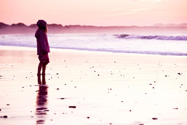 Kislány a tengerparton — Stock Fotó