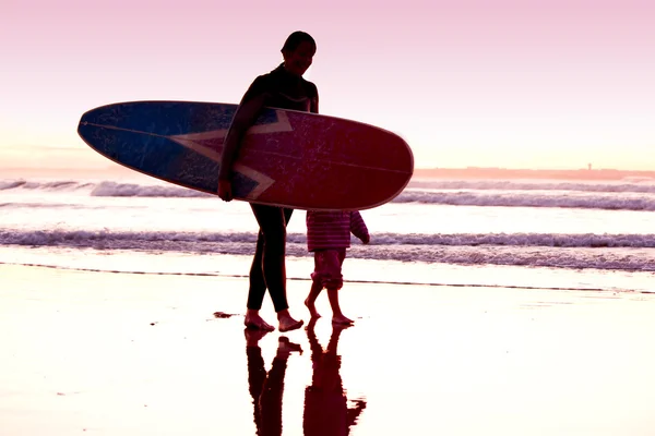 Kadın sörfçü — Stok fotoğraf