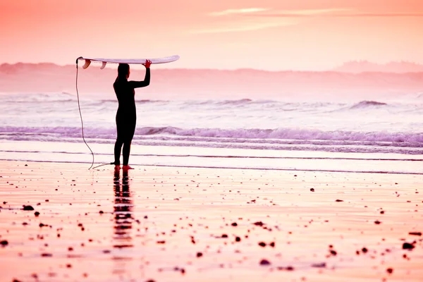 Kadın sörfçü — Stok fotoğraf