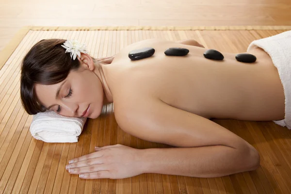 Meisje krijgen een spa treatment — Stockfoto