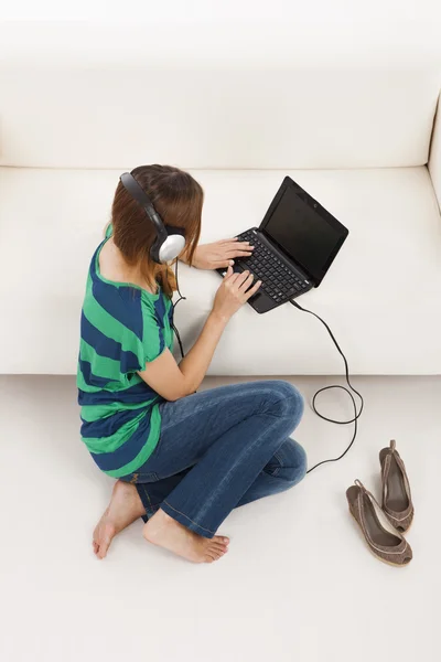 Słuchaj muzyki i przy pomocy pewien laptop — Zdjęcie stockowe