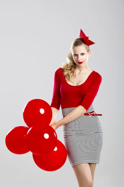 Kvinna med röda ballonger — Stockfoto