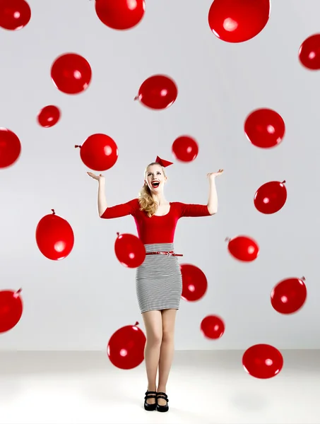 Kadın kırmızı balonlar ile — Stok fotoğraf