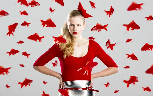 Femme de mode avec des poissons rouges — Photo