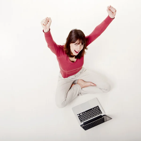 Mulher feliz com um laptop — Fotografia de Stock