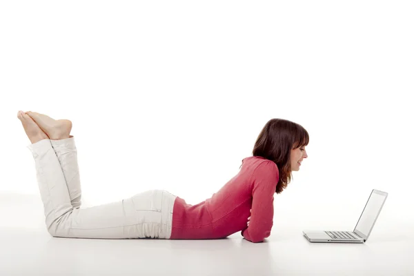 Kvinna som arbetar med en bärbar dator — Stockfoto