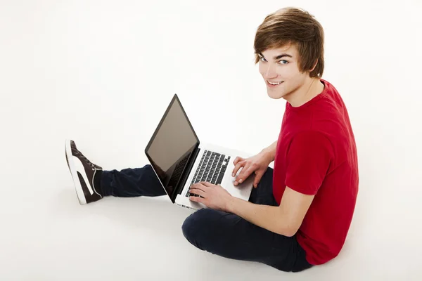 노트북으로 작업 하는 남자 — 스톡 사진