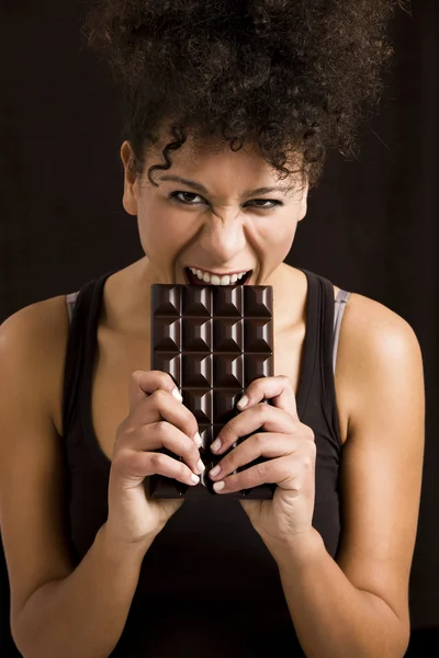 Frau isst Schokolade — Stockfoto