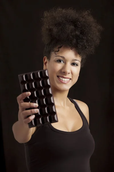 Femme avec une barre de chocolat — Photo