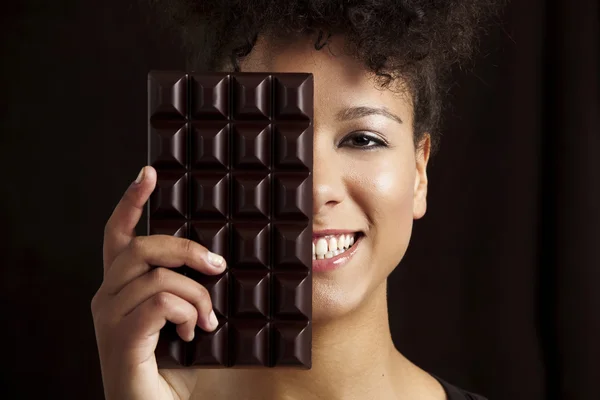Nő egy csoki sáv — Stock Fotó