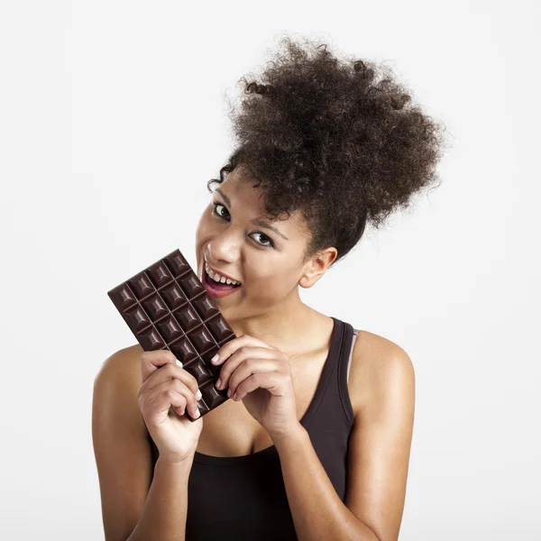 Femme mangeant du chcolate — Photo