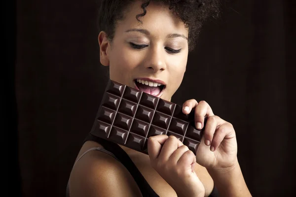 Chcolate を食べる女性 — ストック写真