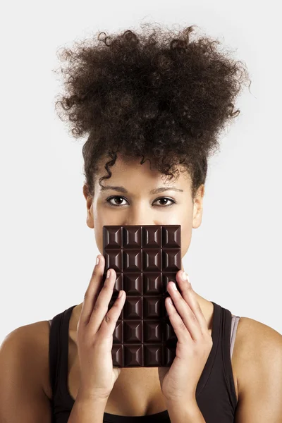 Mulher com uma barra de chocolate — Fotografia de Stock