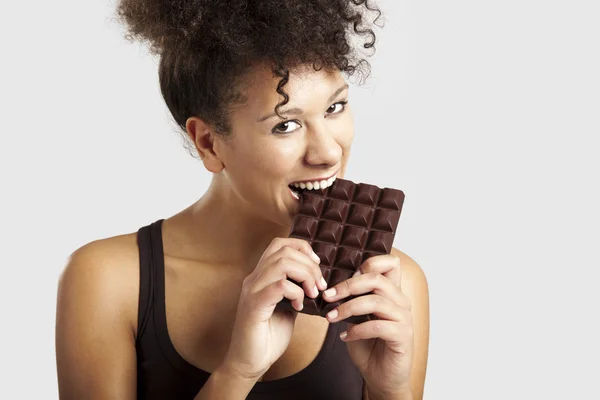 Kvinna äta chcolate — Stockfoto