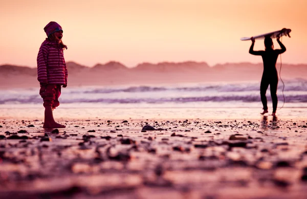 Маленька дівчинка на пляжі — стокове фото