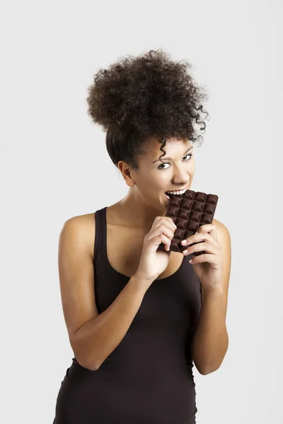 Mulher comendo chcolate — Fotografia de Stock