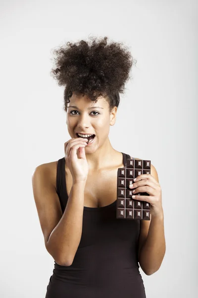Mulher comendo chcolate — Fotografia de Stock