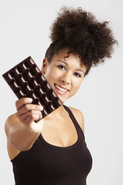 Kobieta z batonem czekoladowym — Zdjęcie stockowe