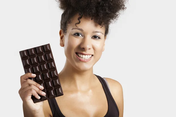 Žena s čokoládovou tyčinkou — Stock fotografie