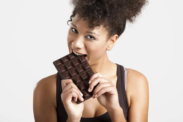Kobieta jedzenie chcolate — Zdjęcie stockowe