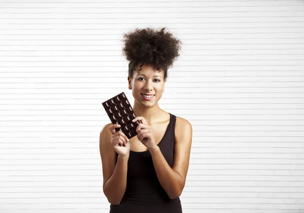 Vrouw met een chocolade bar — Stockfoto