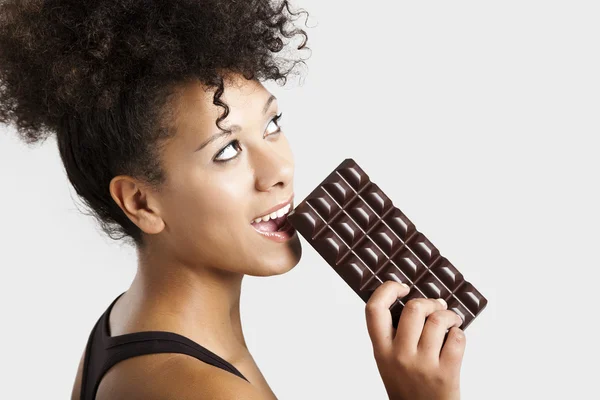 女人吃 chcolate — 图库照片