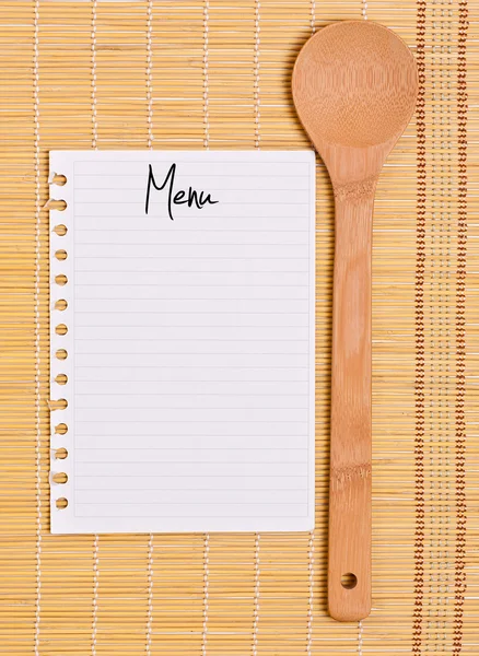 Деревянная ложка пустое меню — стоковое фото