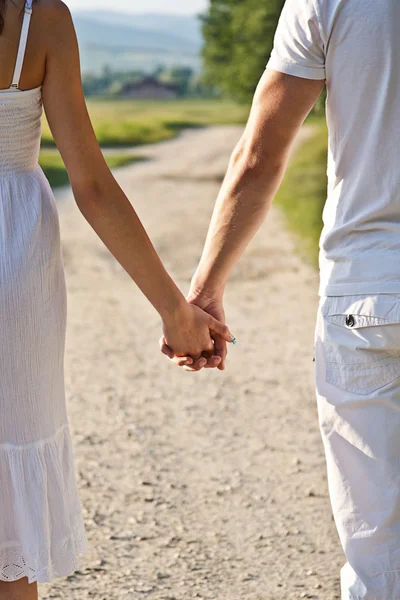 Couple tient la main — Photo