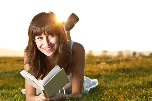 Дівчина читає книгу на відкритому повітрі — стокове фото