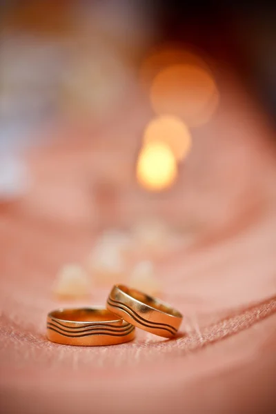 结婚戒指和蜡烛 — 图库照片