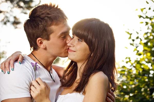 Menino beijando namorada — Fotografia de Stock