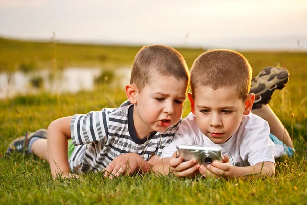 Dos hermanos yaciendo en el prado — Foto de Stock