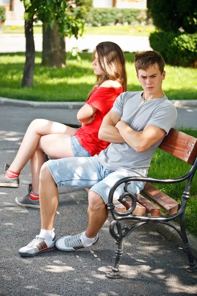 公園のベンチに座っている若いカップルは — ストック写真