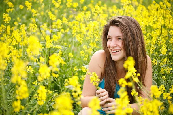 Chica whit flores amarillas —  Fotos de Stock