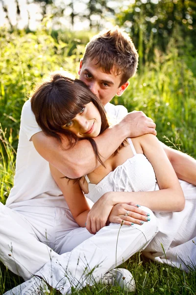 坐在公园里的地面上的年轻夫妇 — 图库照片