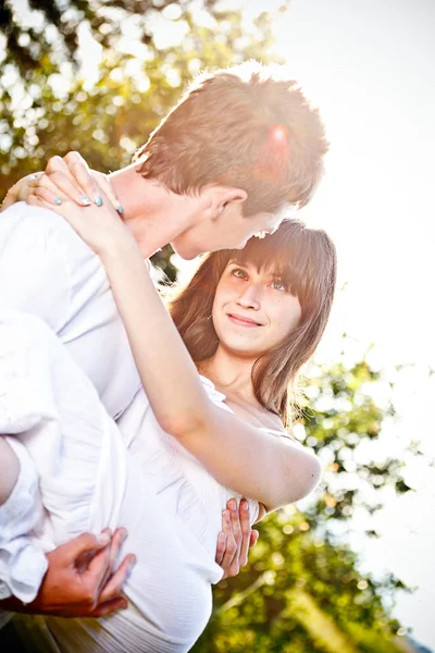 Mann trägt Freundin auf dem Arm — Stockfoto