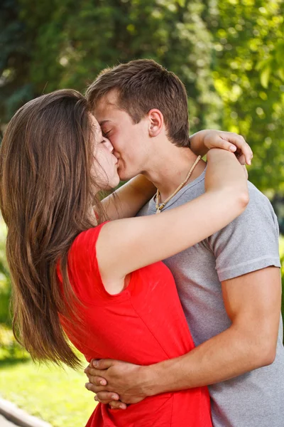 Paar küsst sich im Park — Stockfoto