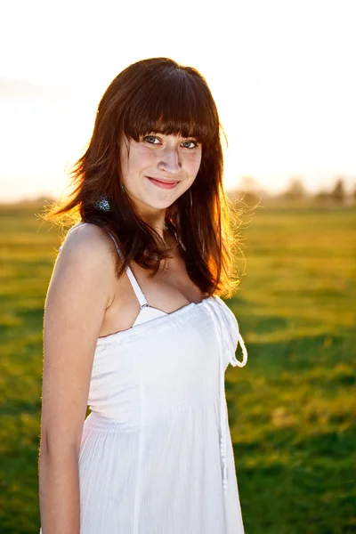 Jonge vrouw permanent in groene veld — Stockfoto