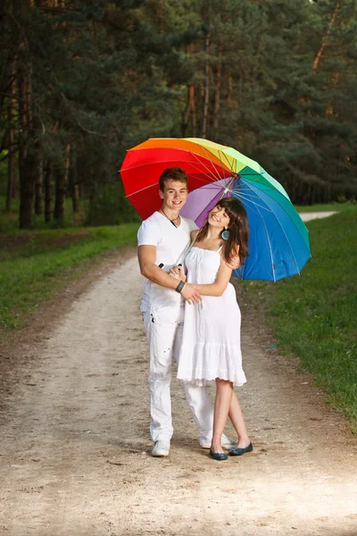 Młoda para w letni deszcz — Zdjęcie stockowe