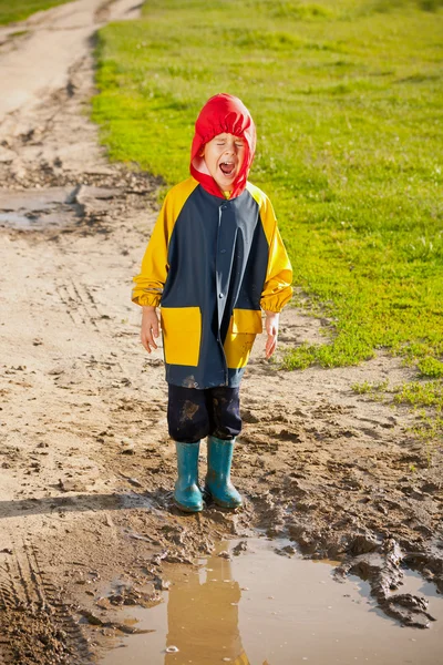 在泥泞的水坑中的男孩 — 图库照片