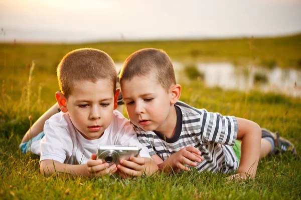草原の上に横たわる 2 つの兄弟 — ストック写真