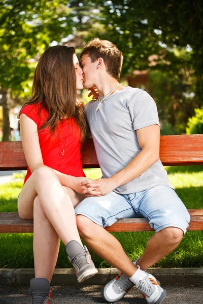 Giovane coppia bacio — Foto Stock