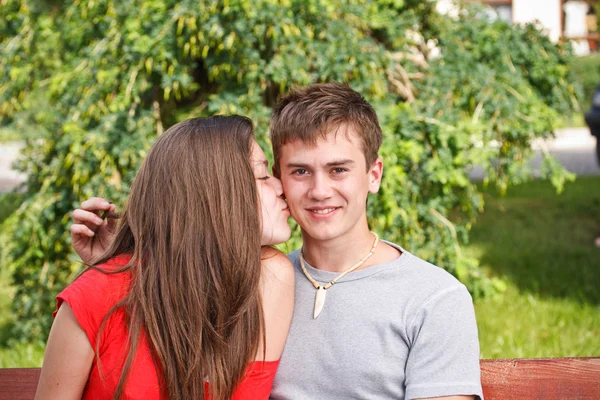 Jeune adolescent femme embrasser petit ami — Photo