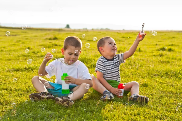 Jungen pusten Seifenblasen — Stockfoto